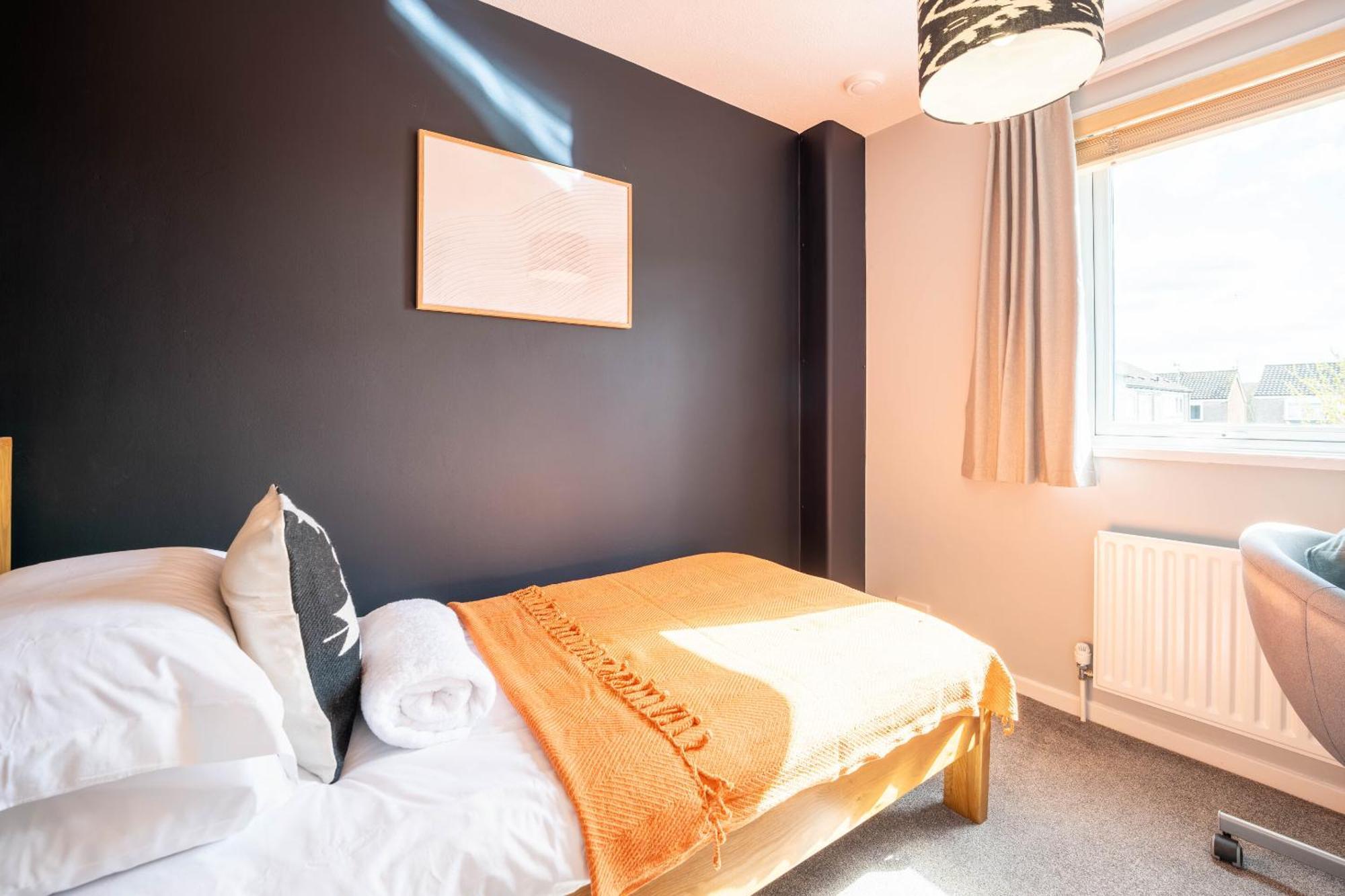 Gatwick Place - 4 Bed 2 Bath Self Contained House With Private Garden Horley Exterior photo
