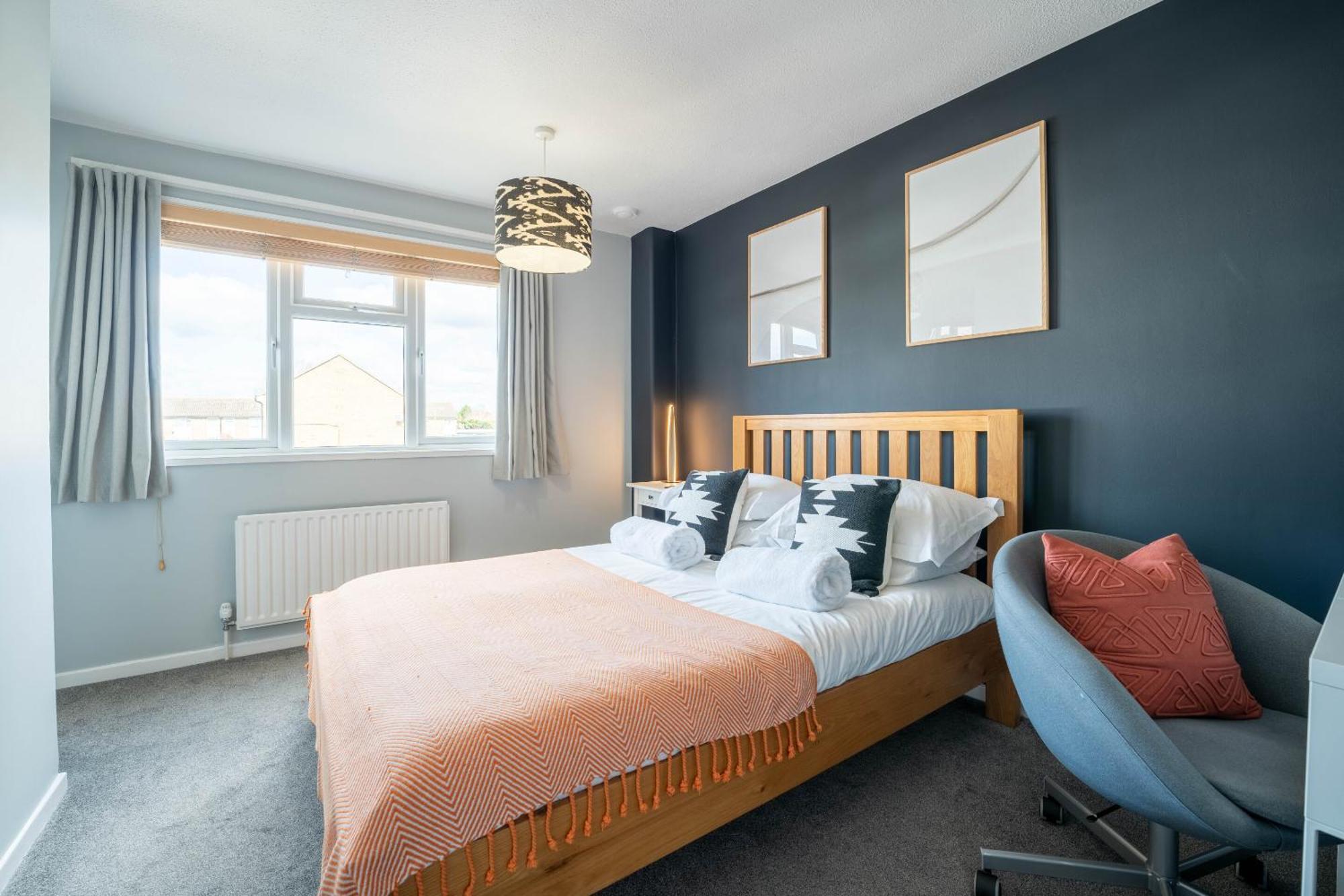 Gatwick Place - 4 Bed 2 Bath Self Contained House With Private Garden Horley Exterior photo