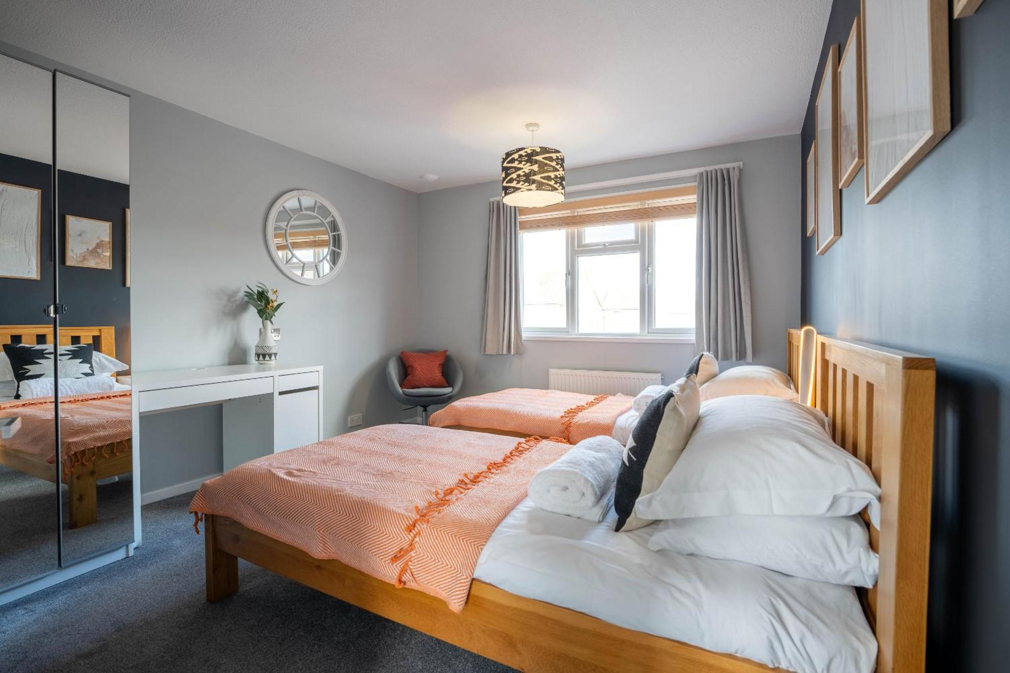 Gatwick Place - 4 Bed 2 Bath Self Contained House With Private Garden Horley Exterior photo